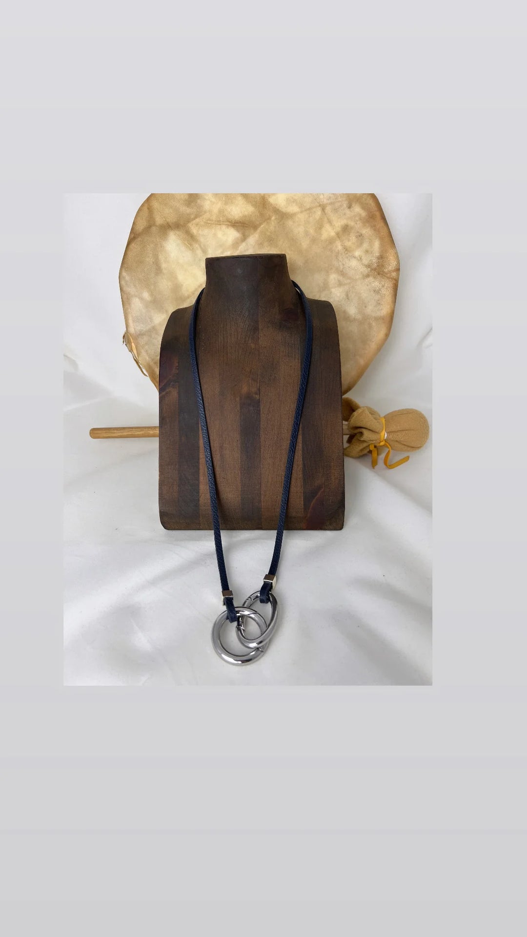 Lofttan Avril slim navy and silver necklace featuring a delicate chain and minimalist pendant for elegant style.
