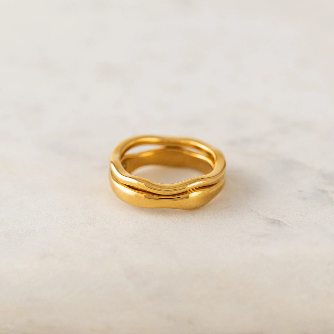 Lover's Tempo coral ring set featuring two elegant rings with wavy accents, perfect for stylish jewelry collection.