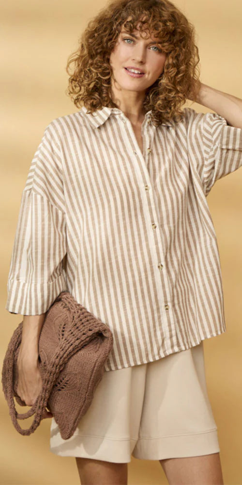 Fransa Nicolina knit tote bag with woven handles, showcasing a stylish and spacious knit accessory for everyday use.