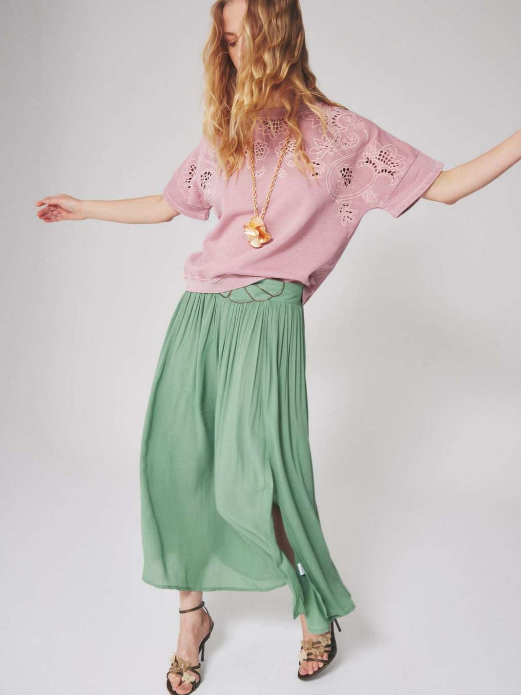 Women's mauve pink cotton sweatshirt tee with floral cutout embroidery details for a casual feminine boho style. 
