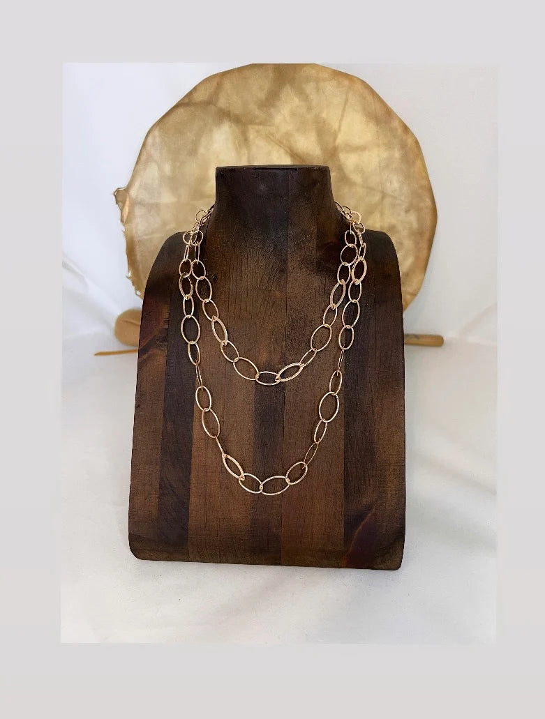 Lofttan Lily Chain Necklace featuring interconnected delicate chain links in a stylish jewelry design.