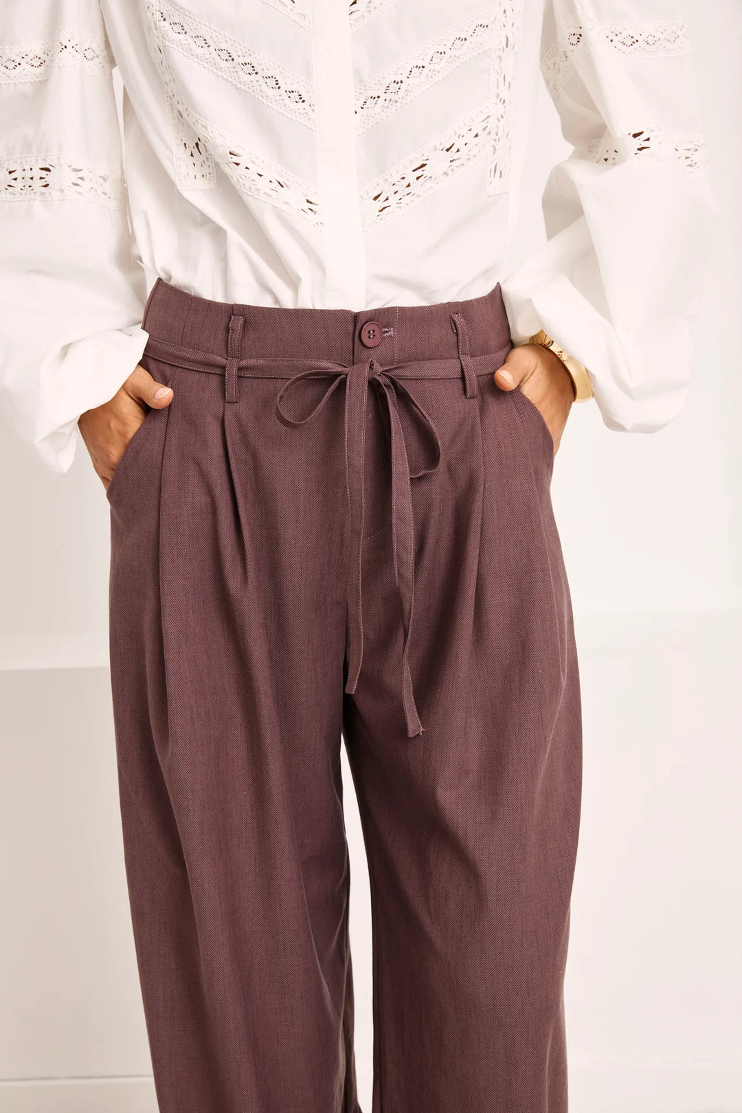 NKN Nekane Ovidi mauve trouser pant with a relaxed fit, featuring a smooth fabric and classic style for versatile wardrobe options.