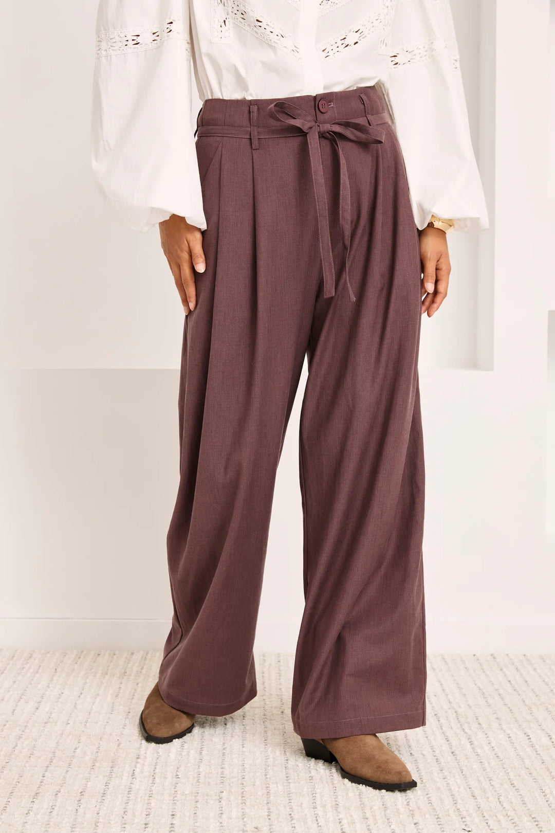 NKN Nekane Ovidi mauve trouser pant with a relaxed fit and tapered leg, made from comfortable fabric, shown on a model.