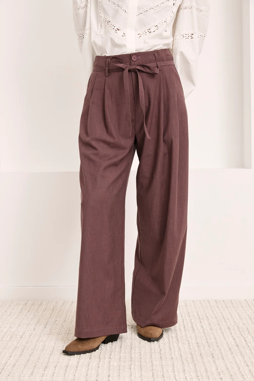 NKN Nekane Ovidi mauve trouser pant, stylish wide-leg trousers in soft mauve fabric with a relaxed fit, full view.