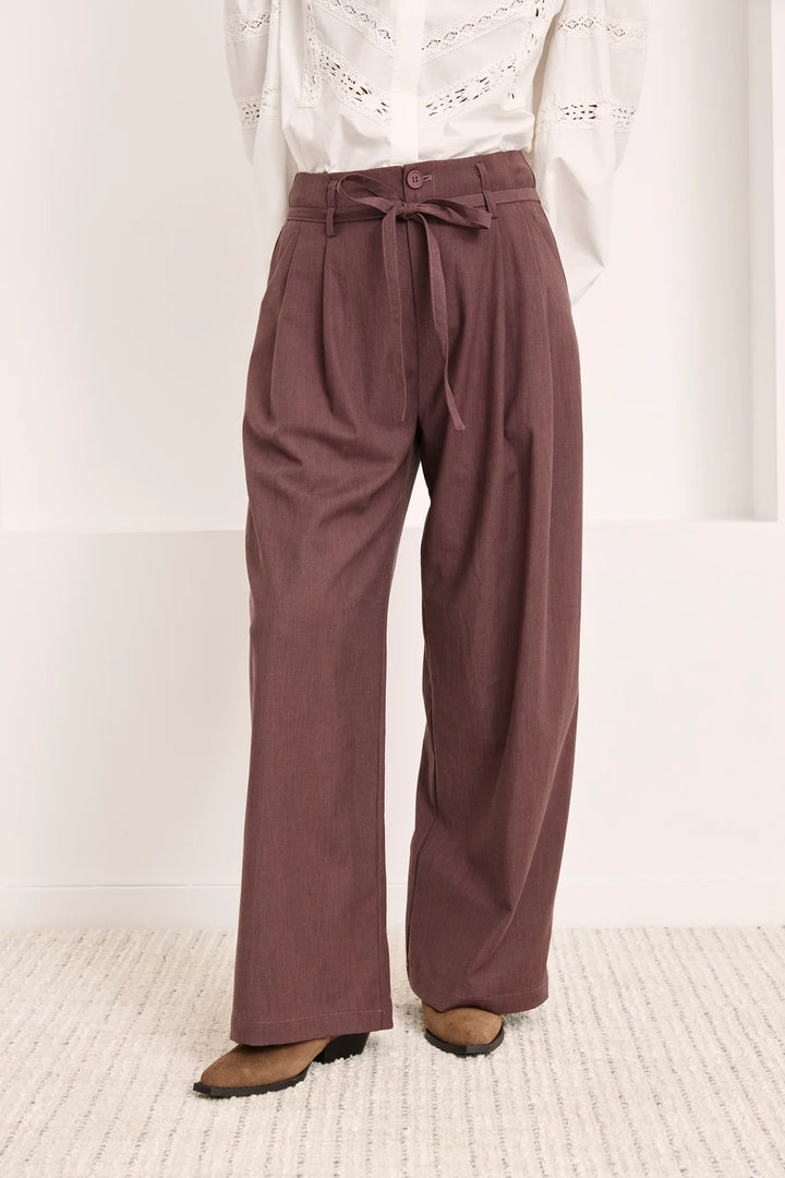 NKN Nekane Ovidi mauve trouser pant, stylish wide-leg trousers in soft mauve fabric with a relaxed fit, full view.