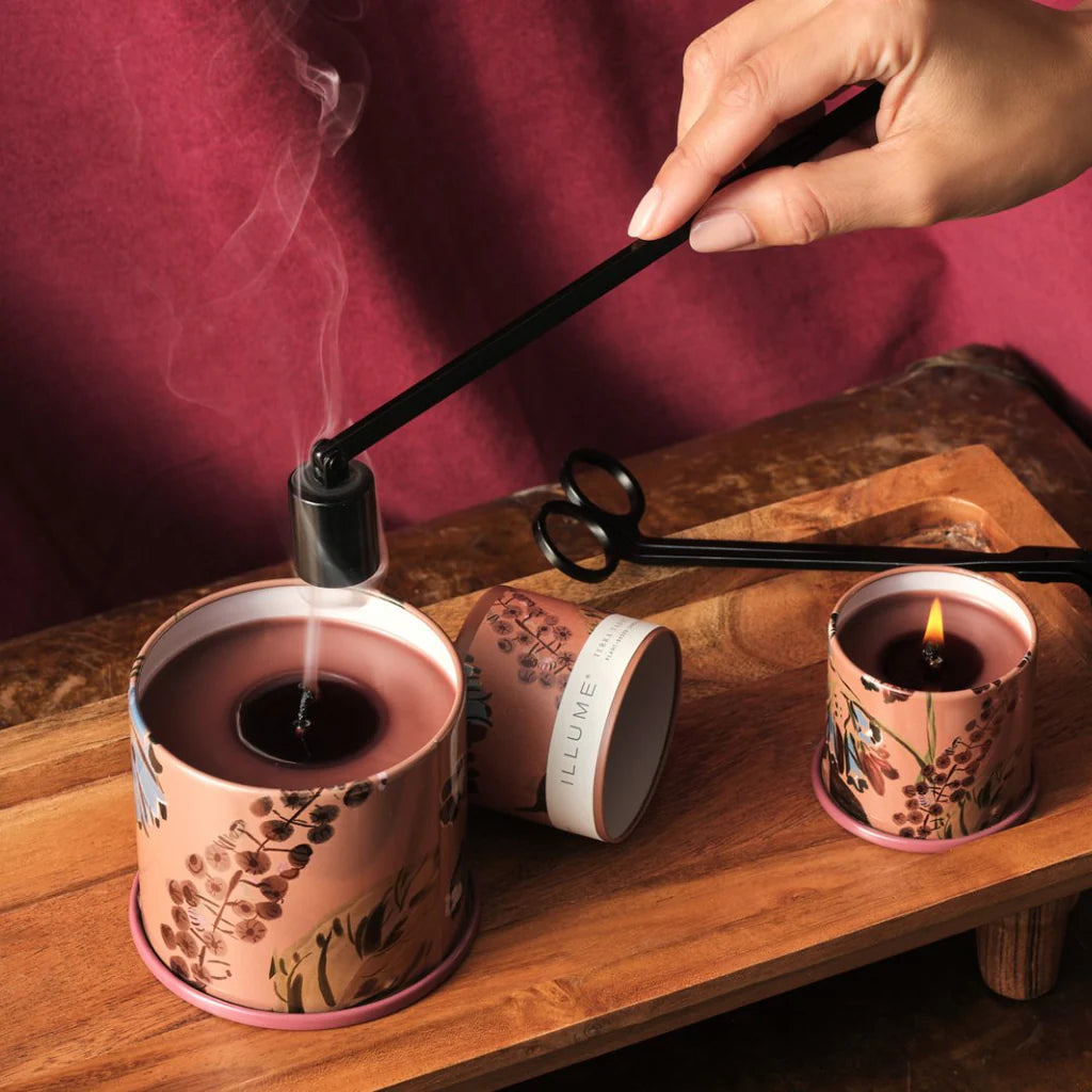small candle with musk terra tabac scent