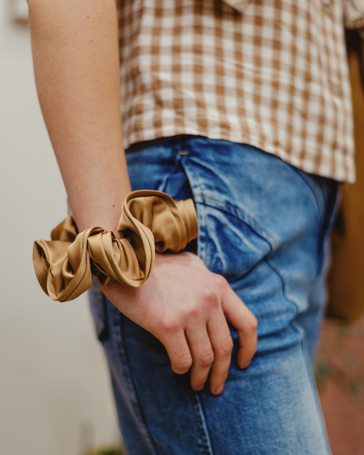 Desigual Arrow Icon Jean, stylish denim jeans with seam detail, showcasing a modern fit and classic five-pocket design.